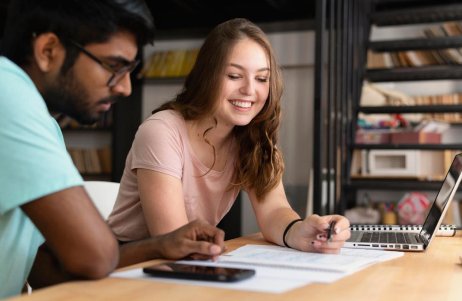 Altersvorsorge Beratungsgespräch mit Unterlagen