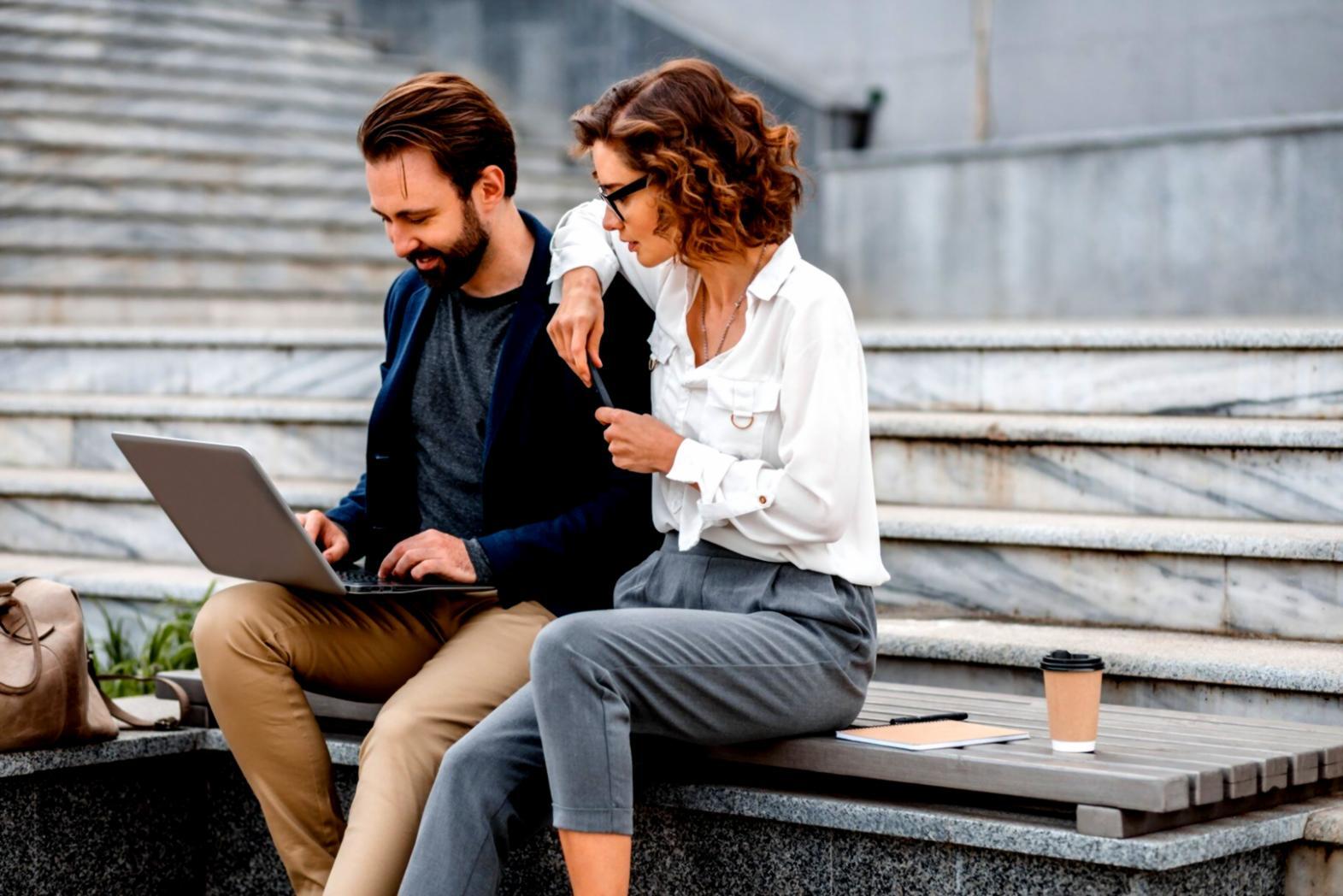 Finanzberatung Arbeitsplatz mit Dokumenten und Taschenrechner