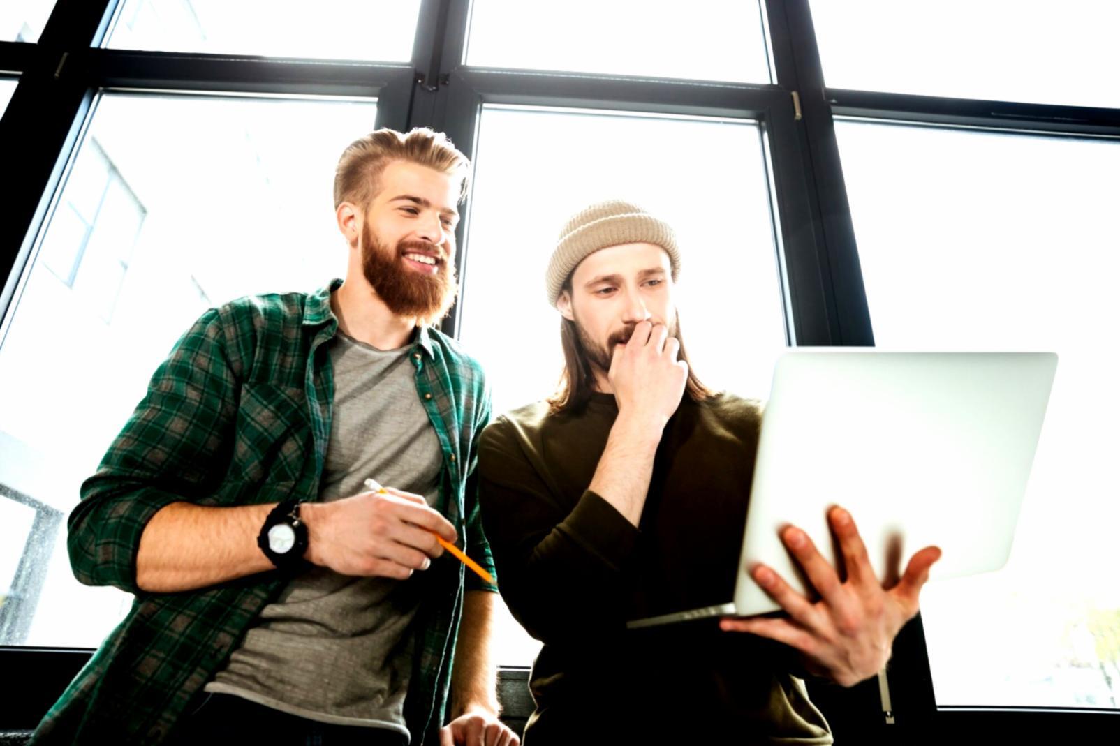 Moderne Bürogebäude im Frankfurter Bankenviertel bei Sonnenuntergang
