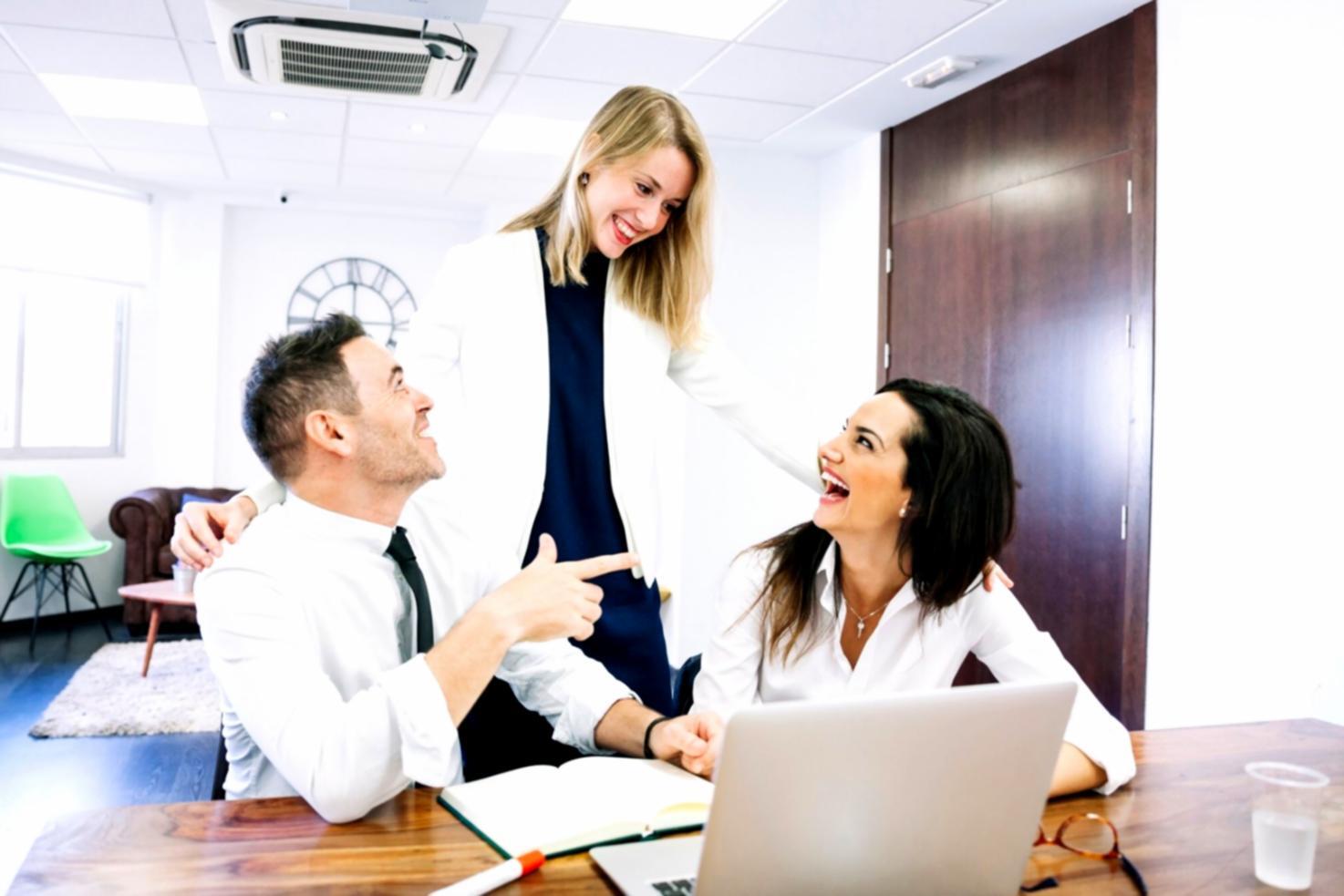 Finanzanalyst bei der Marktbeobachtung mit mehreren Monitoren